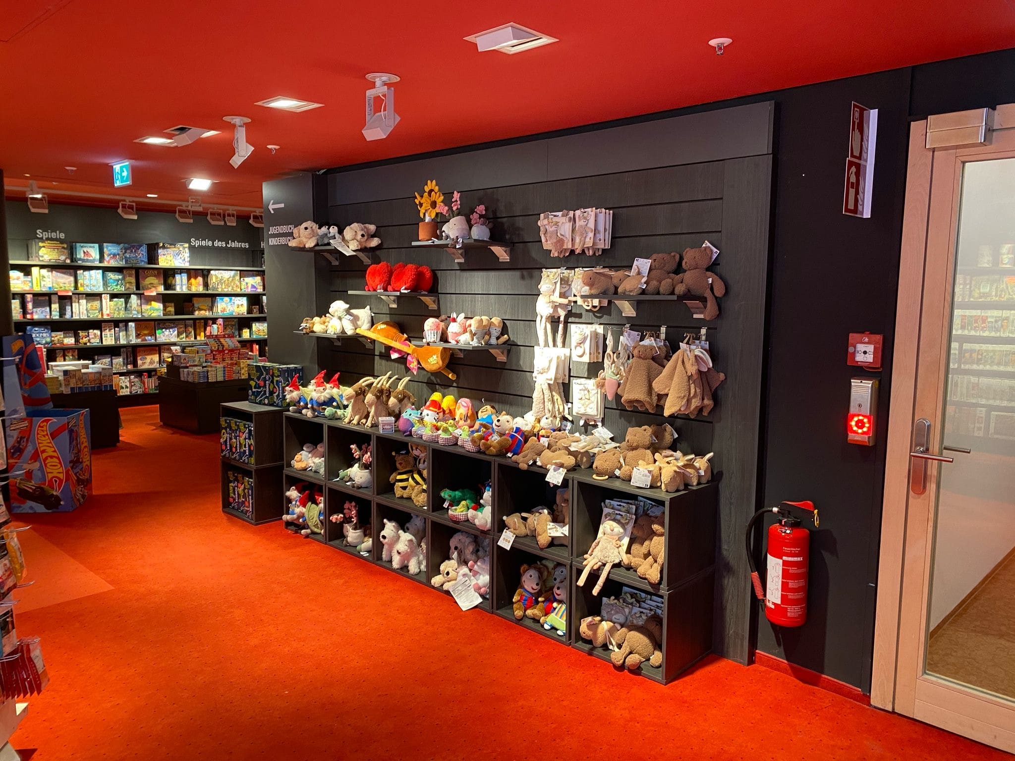 Slatwände und Kuben für Ausstellungsfläche im Kulturkaufhaus Dussmann