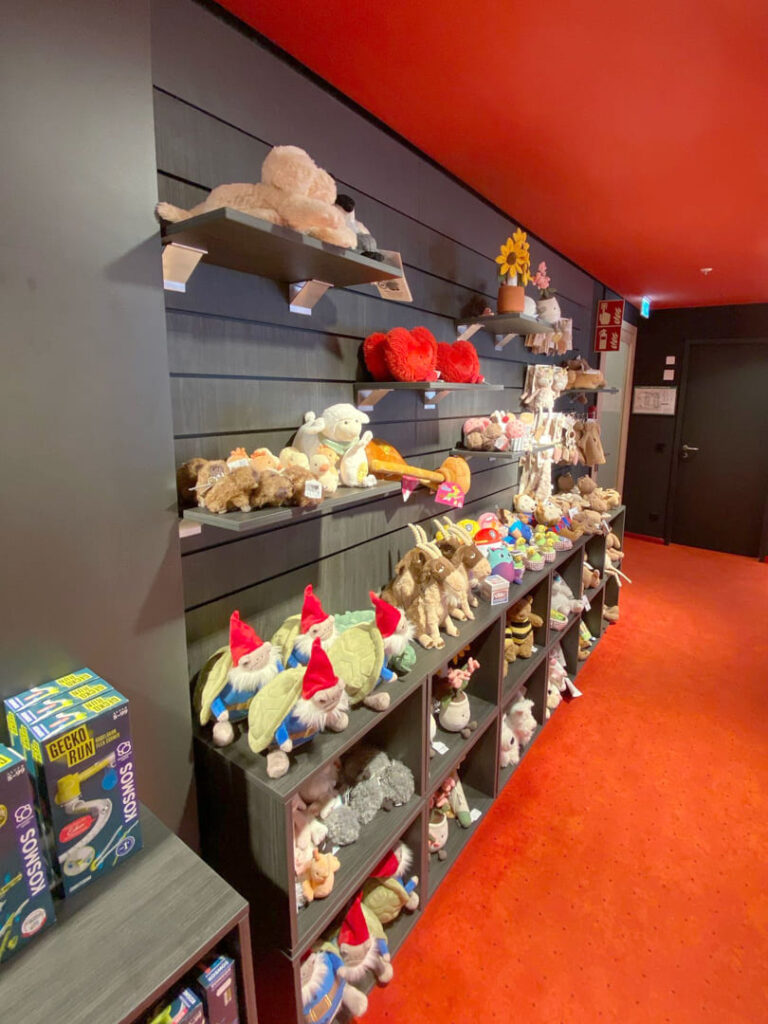 Slatwände und Kuben für Ausstellungsfläche im Kulturkaufhaus Dussmann