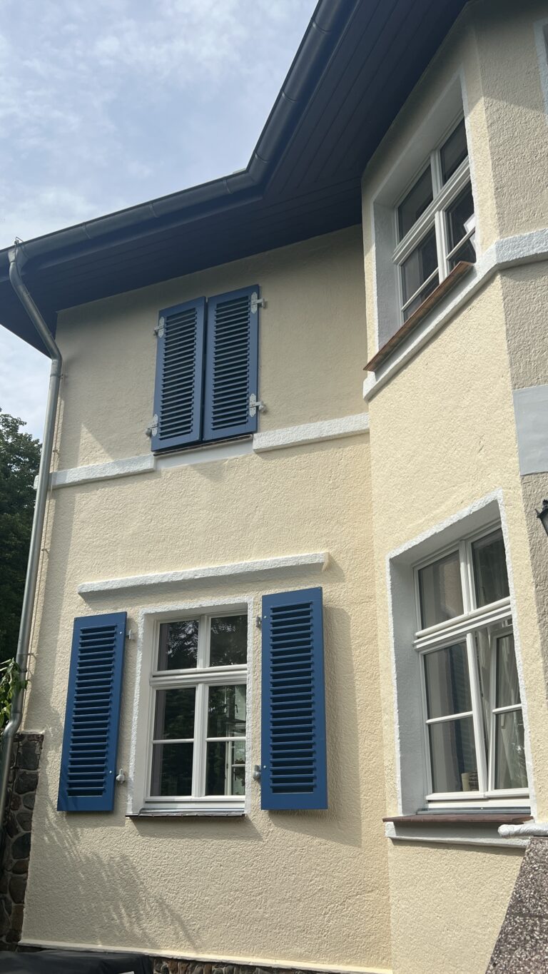 Historische Fensterläden angebaut