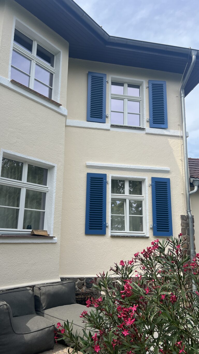 Historische Fensterläden angebaut