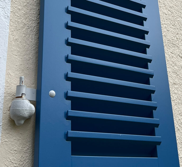 Historische Fensterläden angebaut