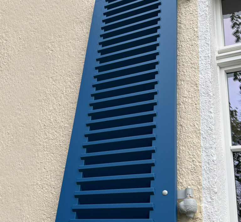Historische Fensterläden angebaut