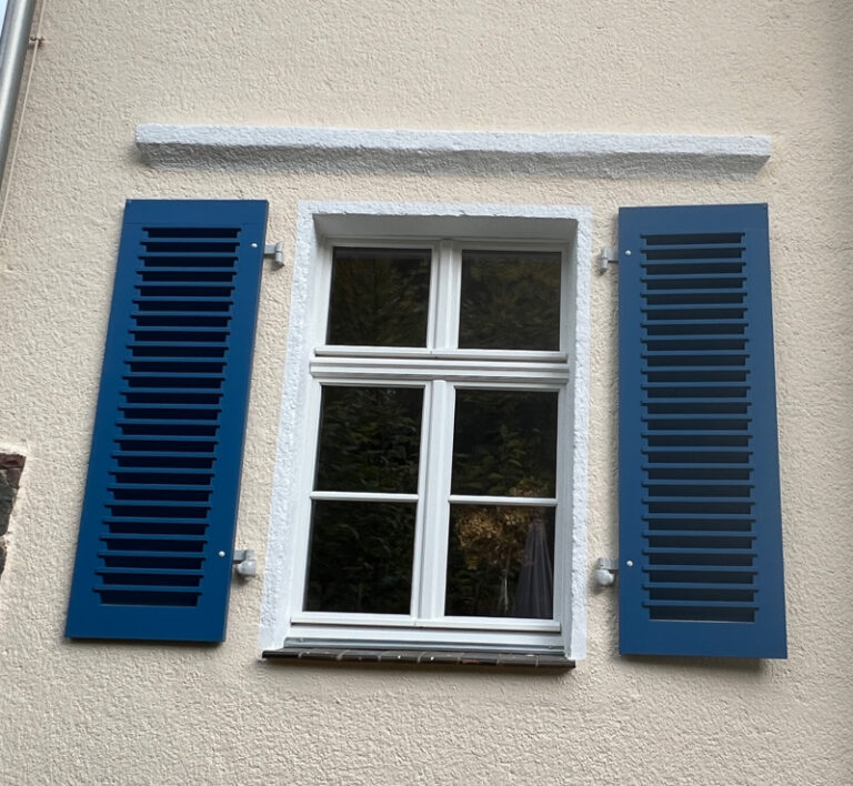 Historische Fensterläden angebaut