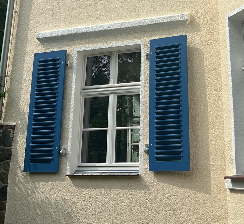 Historische Fensterläden angebaut