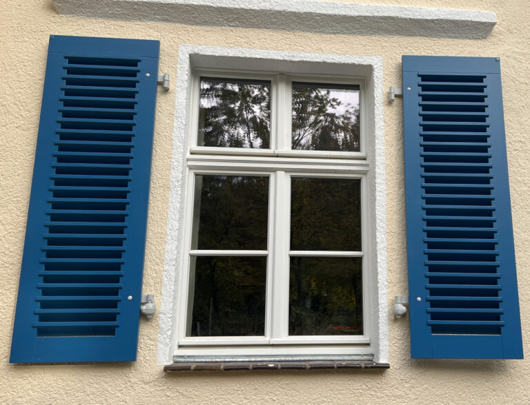 Historische Fensterläden angebaut