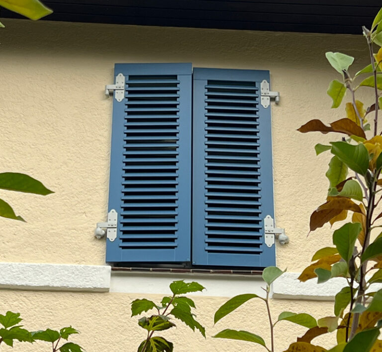 Historische Fensterläden angebaut