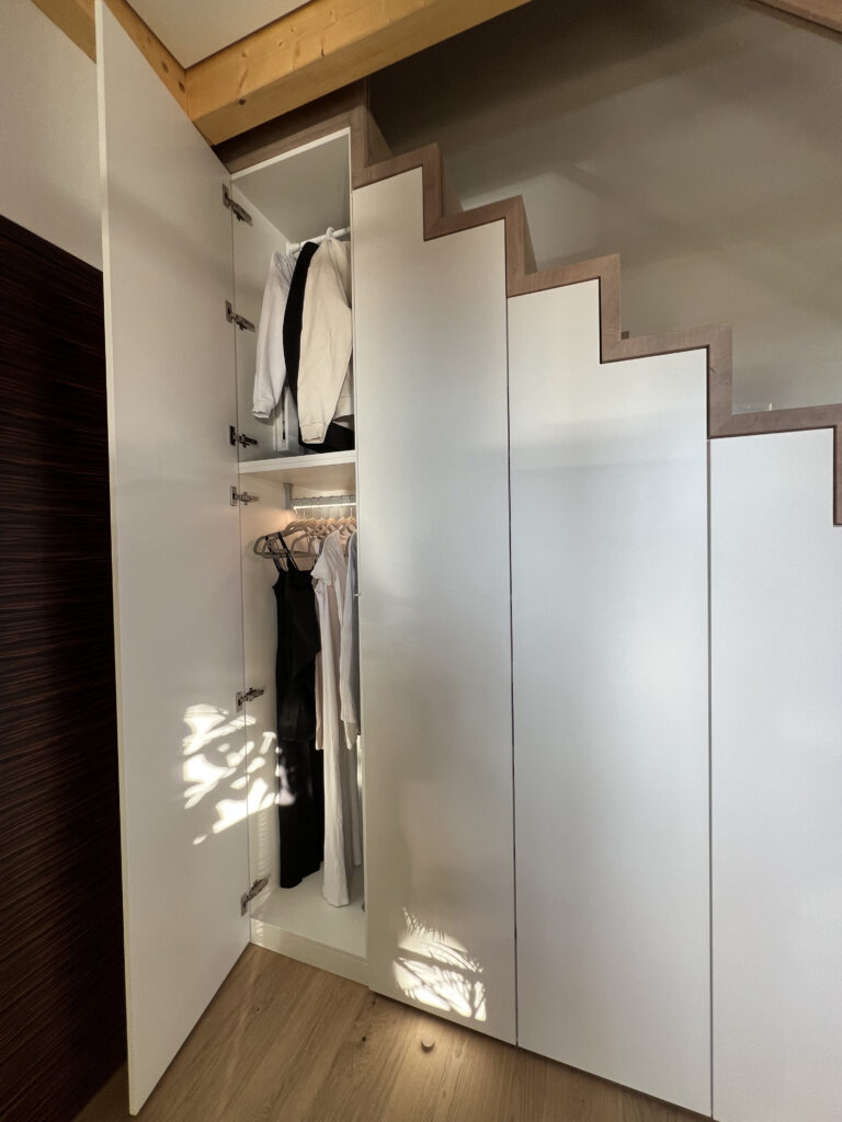 Treppenschrank in Eiche